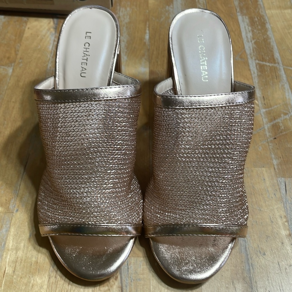 New in box Le Chateau slip on heeled sandal